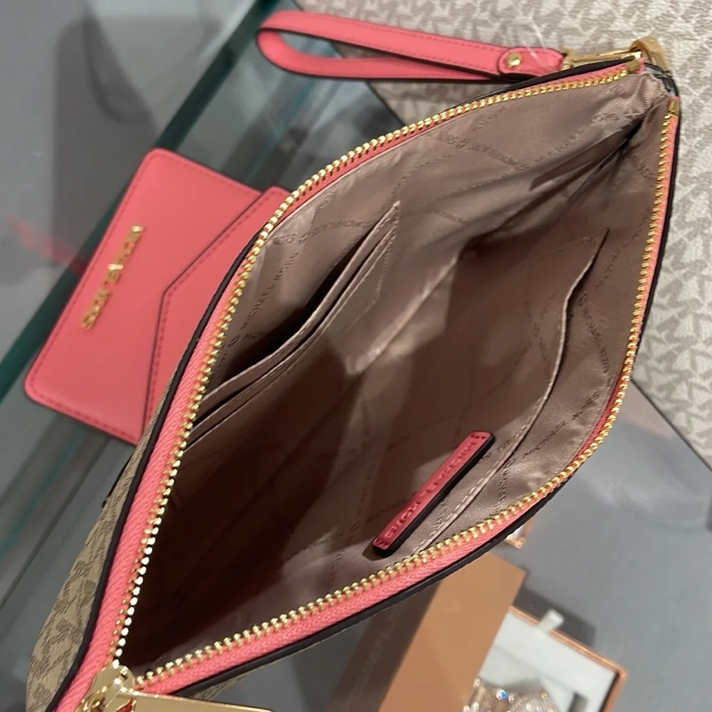 MICHAEL KORS JET SET ITEM LG 2 in 1 CARD CASE & WRISTLET
Tea Rose 
NWT - Picture 12 of 16